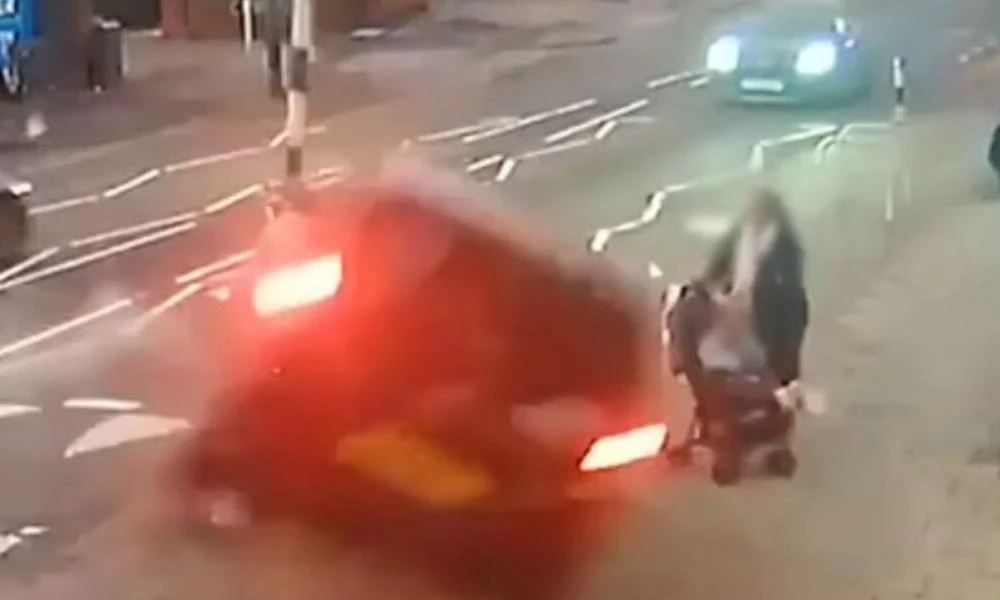 Βρετανία: Σοκαριστικό βίντεο- Μητέρα και μωρό γλίτωσαν από βέβαιο θάνατο!